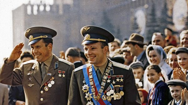 یوری گاگارین و پاول پاپوویچ، فضانوردان شوروی در روی تریبون مهمانان در تظاهرات اول ماه مه، روز جهانی کارگر در میدان سرخ مسکو - اسپوتنیک ایران  