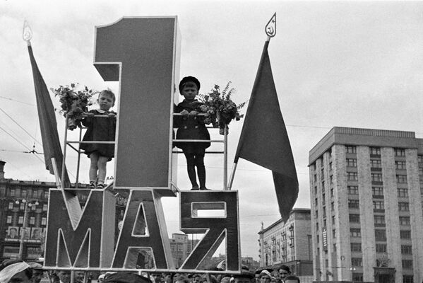 تظاهرات کارگران در  اول ماه مه در میدان سرخ. مسکو، 1939. - اسپوتنیک ایران  