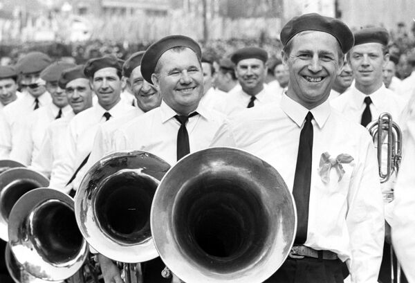 نوازندگان ارکستر. تظاهرات جشن در میدان سرخ مسکو در روز جهانی کارگر. 1 مه 1969. - اسپوتنیک ایران  