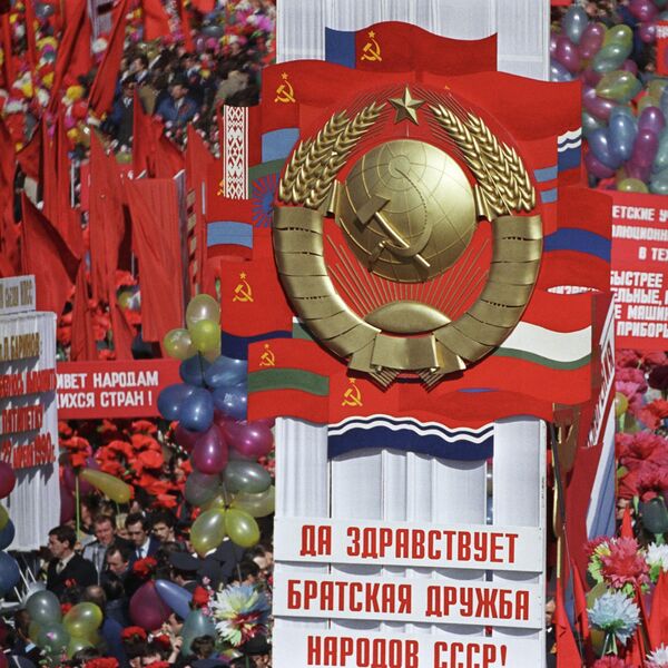 تظاهرات  روز جهانی کارگر در میدان سرخ مسکو. 1 مه 1986 - اسپوتنیک ایران  