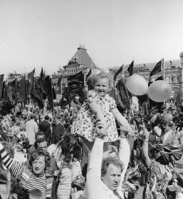 جشن اول ماه مه در مسکو. تظاهرات کارگران در میدان سرخ جشن اول ماه مه در مسکو. تظاهرات کارگران در میدان سرخ - اسپوتنیک ایران