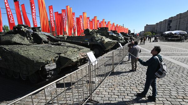 بازدیدکنندگان از نمایشگاه تجهیزات به غنیمت گرفته شده توسط پرسنل نظامی روسیه در عملیات ویژه نظامی در مسکو - اسپوتنیک ایران  