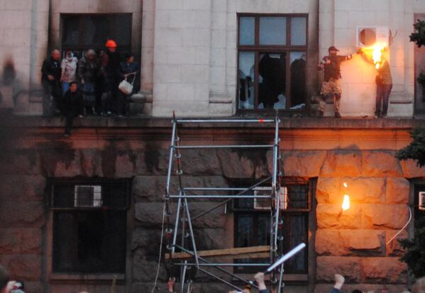 مردم در هنگام آتش سوزی در خانه اتحادیه های کارگری در اودسا برای خارج شدن از این ساختمان تلاش می کنند. سمت راست: یک پارچه کهنه با مخلوطی قابل اشتعال از یک بطری کوکتل مولوتف پرتاب شده به صورت و موهای دختری برخورد کرد. - اسپوتنیک ایران  