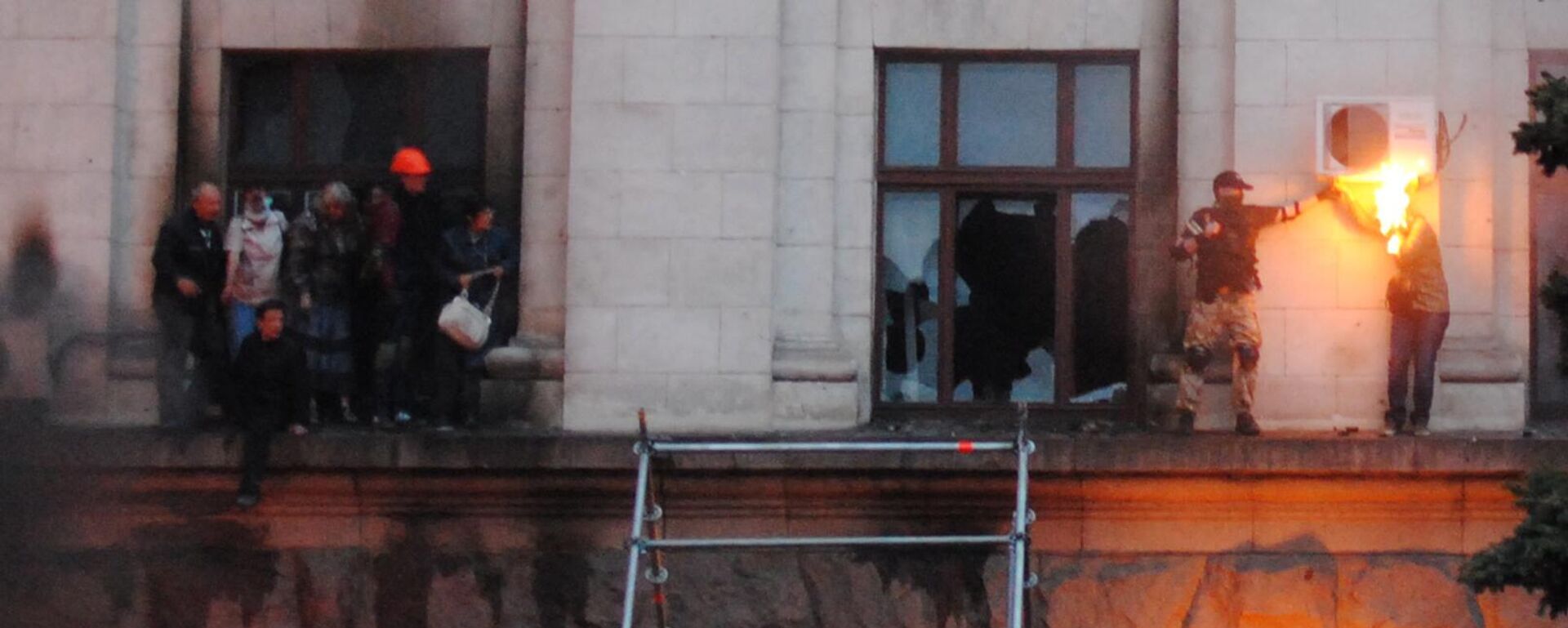 Люди выбрались на карниз во время пожара в Доме профсоюзов в Одессе - اسپوتنیک ایران  , 1920, 02.05.2026