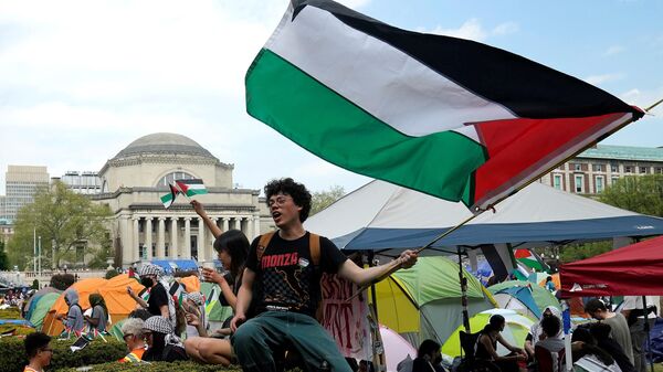 معترضان پرچم های فلسطین را در چمن غربی دانشگاه کلمبیا در نیویورک به اهتزاز در می آورند. - اسپوتنیک ایران  
