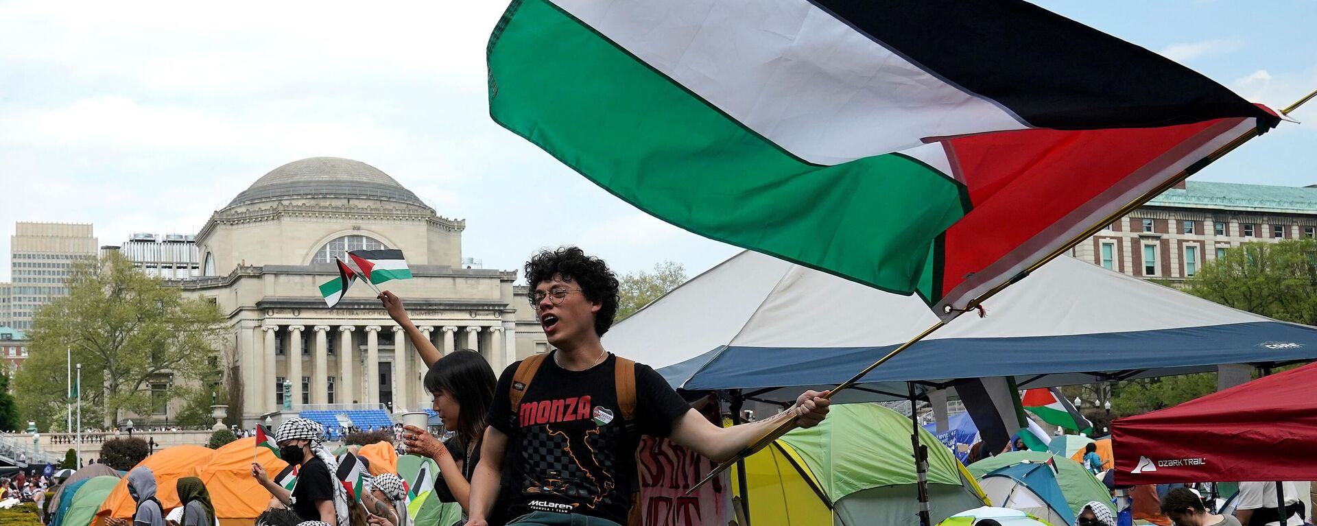معترضان پرچم های فلسطین را در چمن غربی دانشگاه کلمبیا در نیویورک به اهتزاز در می آورند. - اسپوتنیک ایران  , 1920, 03.05.2024