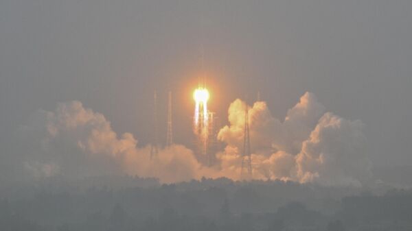 پرتابگر لانگ مارس 5 حامل کاوشگر ماه چانگ‌او- 6 از پایگاه فضایی ونچانگ در استان هاینان چین به پرواز درآمد. - اسپوتنیک ایران  