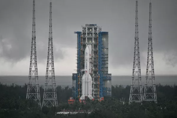Ракета-носитель Чанчжэн-5 с лунным зондом Чанъэ-6 на стартовой площадке космодрома Вэньчан в провинции Хайнань, Китай Ракета-носитель Чанчжэн-5 с лунным зондом Чанъэ-6 на стартовой площадке космодрома Вэньчан в провинции Хайнань, Китай