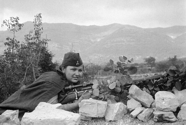 جنگ بزرگ میهنی 1941-1945 نبرد برای آزادی بندر نووروسیسک در عملیات تهاجمی نووروسیسک-تامان. الیزاوتا میرونوا یکی از معدود دخترانی است که در تیپ 255 بنر قرمز دریایی ناوگان دریای سیاه، جنگید. او حداقل 34 دشمن را نابود کرد. در اثر جراحت شدیدی که در عملیات فرود در جریان آزادسازی نووروسیسک دریافت کرد، جان باخت. جنگ بزرگ میهنی 1941-1945 نبرد برای آزادی بندر نووروسیسک در عملیات تهاجمی نووروسیسک-تامان. الیزاوتا میرونوا یکی از معدود دخترانی است که در تیپ 255 بنر قرمز دریایی ناوگان دریای سیاه، جنگید. او حداقل 34 دشمن را نابود کرد. در اثر جراحت شدیدی که در عملیات فرود در جریان آزادسازی نووروسیسک دریافت کرد، جان باخت. - اسپوتنیک ایران