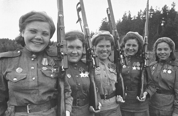 جنگ بزرگ میهنی 1941-1945 گروهی از زنان شوروی در حال آموزش، اندکی قبل از اعزام به جبهه. از چپ به راست: دارندگان نشان افتخار، تک تیراندازان نینا لوبکوفسایا، لیوبا ماکاروا، شورا وینوگرادوا، یولیا بلوسووا و آنیا نوسووا. جبهه دوم بالتیک. - اسپوتنیک ایران  
