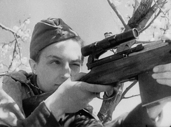 لودمیلا پاولیچنکو، تک تیرانداز شوروی در موضع خود در جبهه جنگ جهانی دوم در سواستوپل. - اسپوتنیک ایران  