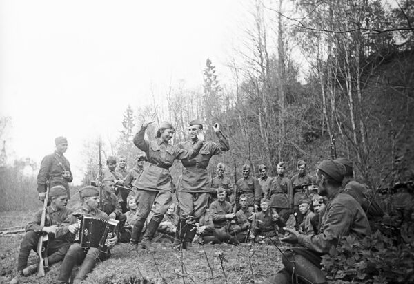 جنگ بزرگ میهنی 1941-1945 ساعت  آرامش در خط مقدم. تک تیرانداز زیبا گانیوا در حال رقص. - اسپوتنیک ایران  
