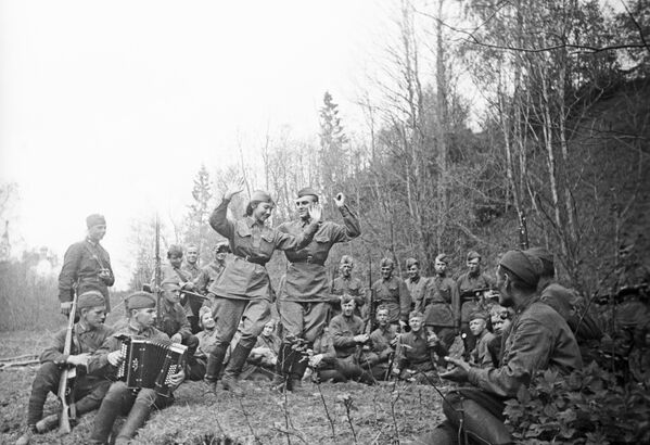 جنگ بزرگ میهنی 1941-1945 ساعت آرامش در خط مقدم. تک تیرانداز زیبا گانیوا در حال رقص. جنگ بزرگ میهنی 1941-1945 ساعت آرامش در خط مقدم. تک تیرانداز زیبا گانیوا در حال رقص. - اسپوتنیک ایران