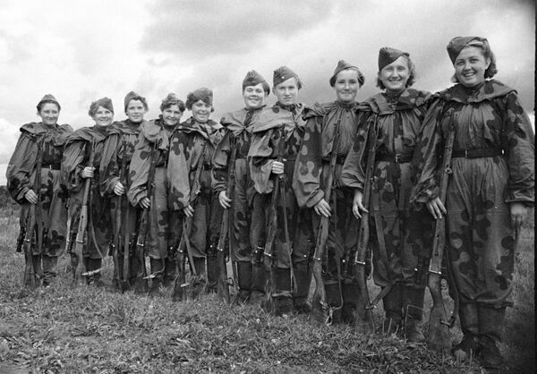 جنگ بزرگ میهنی 1941-1945 جبهه دوم بالتیک گروهی از زنان شوروی در حال آموزش، اندکی قبل از اعزام به جبهه. از چپ به راست: سوفیا کوتلومامتووا (24 دشمن را نابود کرد)، آنتونینا دیاکوا (40 دشمن را از بین برد)، اولگا مارینکینا (70 دشمن را نابود کرد)، تاتیانا کوزینا، آنتونینا کوماروا (41 دشمن را نابود کرد)، لیدیا اونیانووا (از بین بردن 42 دشمن)، ماشا آکسنووا، رایا اسکریننیکووا و اولگا نیکولاونا بیکووا (حداقل 42 دشمن را از بین بردند). - اسپوتنیک ایران  