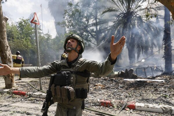 نیروهای امنیتی و پرسنل اورژانس در محل اصابت موشک از جنوب لبنان به شهر کریات شمونه در شمال اسرائیل. - اسپوتنیک ایران  