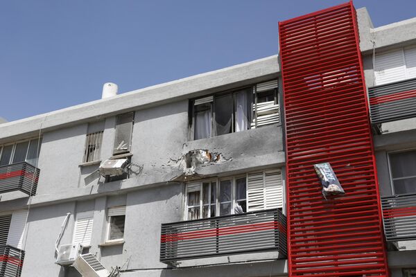 آسیب به خانه مسکونی بر اثر اصابت موشک پرتاب شده از جنوب لبنان به شهر کریات شمونه در شمال اسرائیل. - اسپوتنیک ایران  