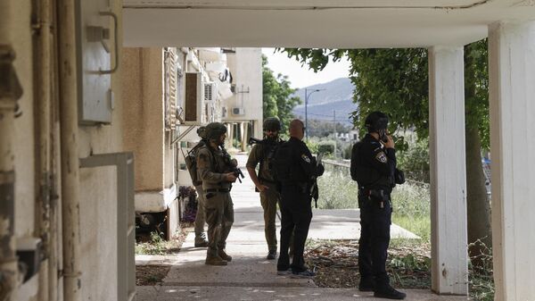 Силы безопасности и сотрудники службы экстренной помощи размещаются на месте, пораженном ракетами, выпущенными с юга Ливана, в северном израильском городе Кирьят-Шмона - اسپوتنیک ایران  