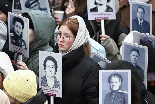 راهپیمایی «هنگ جاویدان» در پای مجسمه یادبود کارمندان بهداشت تاتارستان. - اسپوتنیک ایران  