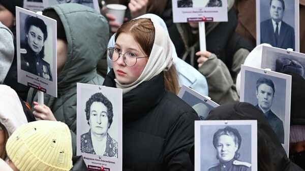 راهپیمایی هنگ جاویدان در پای مجسمه یادبود کارمندان بهداشت تاتارستان - اسپوتنیک ایران  