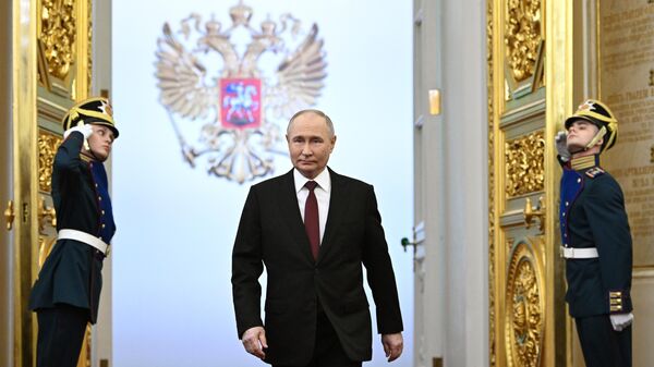Избранный президент РФ Владимир Путин перед началом церемонии инаугурации в Кремле - اسپوتنیک ایران  