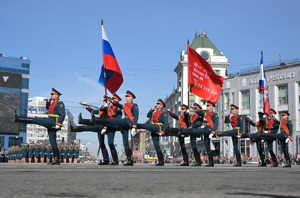 سربازان  در  رژه نظامی در میدان لنین در شهر نووسیبیرسک به افتخار هفتاد و نهمین سالگرد پیروزی در جنگ بزرگ میهنی. - اسپوتنیک ایران  