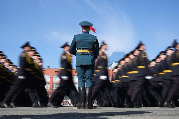 سربازان  در رژه نظامی در میدان لنین در شهر نووسیبیرسک به افتخار هفتاد و نهمین سالگرد پیروزی در جنگ بزرگ میهنی. - اسپوتنیک ایران  