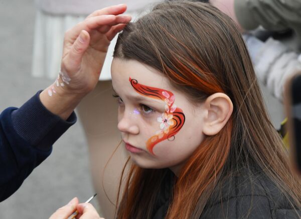 دختربچه شرکت کننده در جشن های روز پیروزی در ولادی وستوک به افتخار 79مین سالگرد پیروزی در جنگ بزرگ میهنی  - اسپوتنیک ایران  
