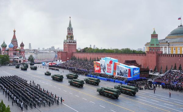 پرتابگرهای موشک های استراتژیک قاره پیمای &quot;یارس&quot; در رژه نظامی در میدان سرخ مسکو - اسپوتنیک ایران  