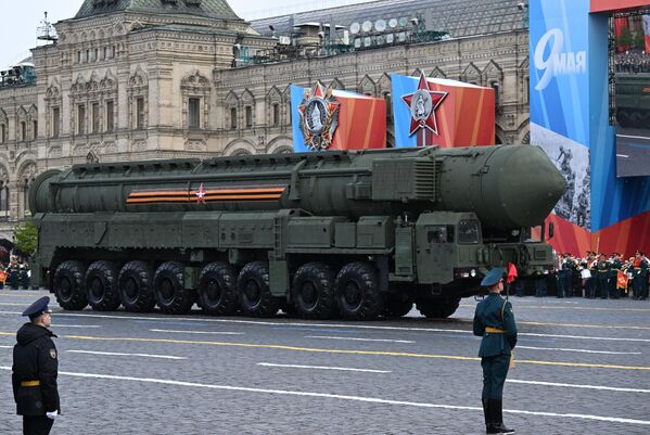 پرتابگر موشک های استراتژیک قاره پیمای &quot;یارس&quot; در رژه نظامی در میدان سرخ مسکو - اسپوتنیک ایران  