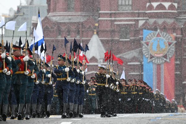 سربازان شرکت کننده در رژه نظامی در مسکو به افتخار هفتاد و نهمین سالگرد پیروزی در جنگ بزرگ میهنی - اسپوتنیک ایران  