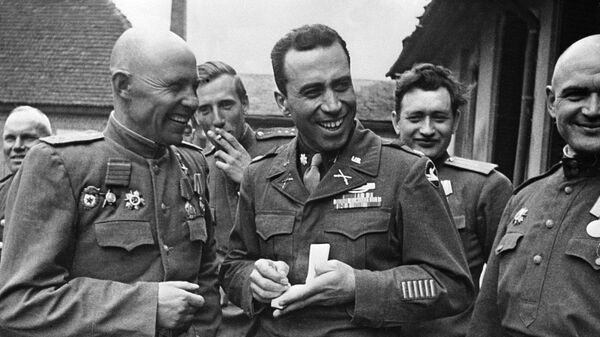 دیدار افسران روسی و امریکایی پس از پیروزی بر هیتلر در سال 1945 - اسپوتنیک ایران  