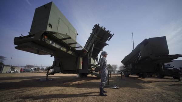 Военнослужащий сухопутных сил самообороны Японии рядом с комплексом Patriot PAC-3 в Фунабаси - اسپوتنیک ایران  