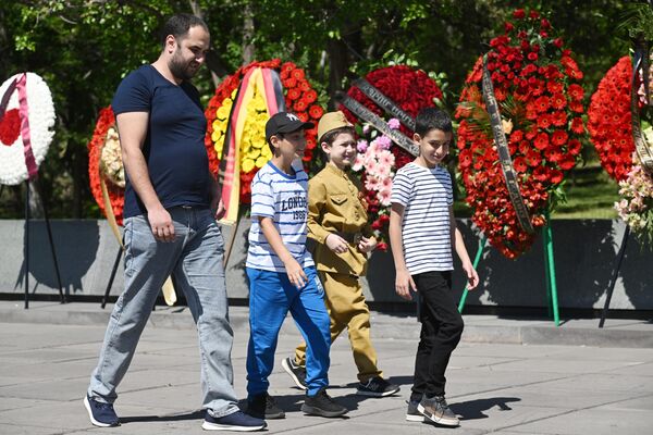 مراسم گل گذاری در پارک پیروزی به مناسبت روز پیروزی در ایروان، پایتخت ارمنستان. این جشن همزمان با هفتاد و نهمین سالگرد پیروزی بر فاشیسم در جنگ بزرگ میهنی برگزار می شود. - اسپوتنیک ایران  