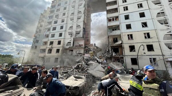 در بلگورود، ورودی یک ساختمان آپارتمانی در نتیجه گلوله باران نیروهای مسلح اوکراین فروریخت - اسپوتنیک ایران  