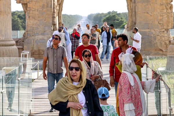 گردشگران در حال تماشای ویرانه های تخت جمشید باستان، که به عنوان پایتخت امپراتوری ایرانی هخامنشی (550-330 قبل از میلاد) در جنوب ایران. - اسپوتنیک ایران  