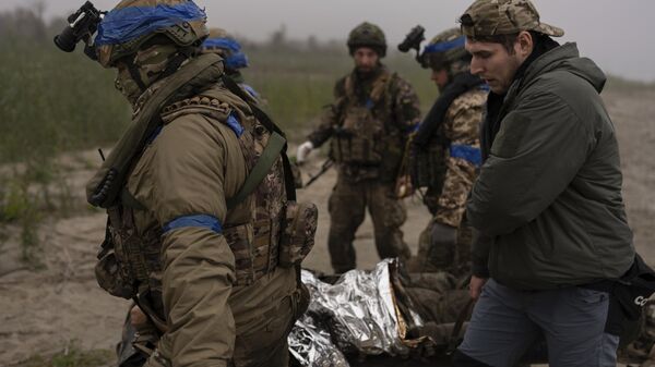 Украинские военные переносят раненого сослуживца - اسپوتنیک ایران  