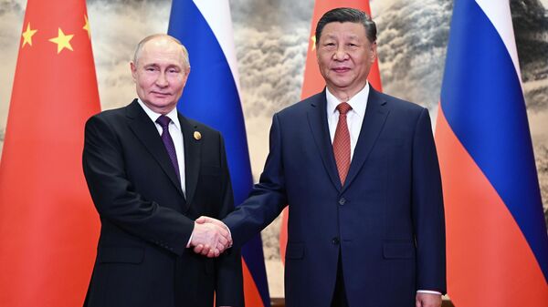  Президент России Владимир Путин и председатель КНР Си Цзиньпин во время встречи в Доме народных собраний в Пекине - اسپوتنیک ایران  
