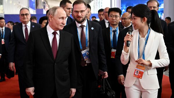 ولادیمیر پوتین رئیس جمهور روسیه از نمایشگاه هشتم اکسپو روسیه و چین در شهر هاربین بازدید می کند - اسپوتنیک ایران  