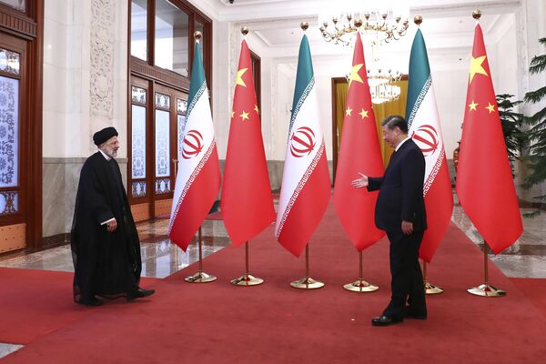 ابراهیم رئیسی، رئیس جمهور ایران، در مراسم استقبال رسمی از سوی همتای چینی خود شی جین پینگ، در پکن. - اسپوتنیک ایران  