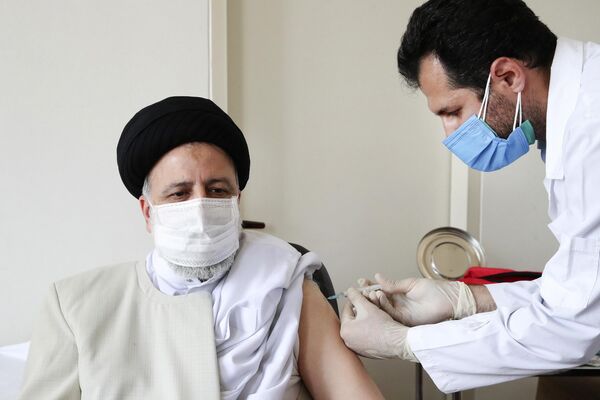 ریاست جمهوری ایران، ابراهیم رئیسی رئیس جمهور اولین واکسن کووید-۱۹ خود را در تهران دریافت کرد. - اسپوتنیک ایران  