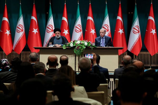 رجب طیب اردوغان رئیس جمهور ترکیه و ابراهیم رئیسی رئیس جمهور ایران در کنفرانس مطبوعاتی مشترک در آنکارا. - اسپوتنیک ایران  