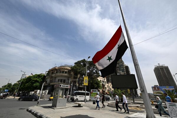 پرچم نیمه افراشته سوریه در دمشق به مناسبت درگذشت رئیس جمهور ایران. - اسپوتنیک ایران  