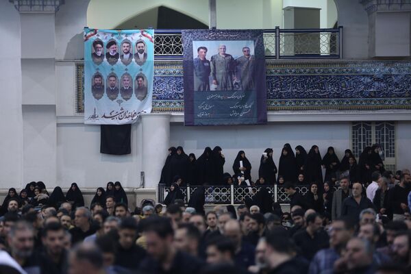 مراسم تشییع پیکر ابراهیم رئیسی، رئیس جمهور ایران در تصاویر - اسپوتنیک ایران  