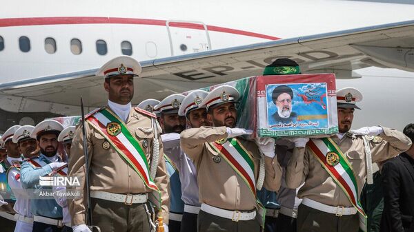 
رسیدن جنازه رئیسی به فرودگاه مشهد - اسپوتنیک ایران  
