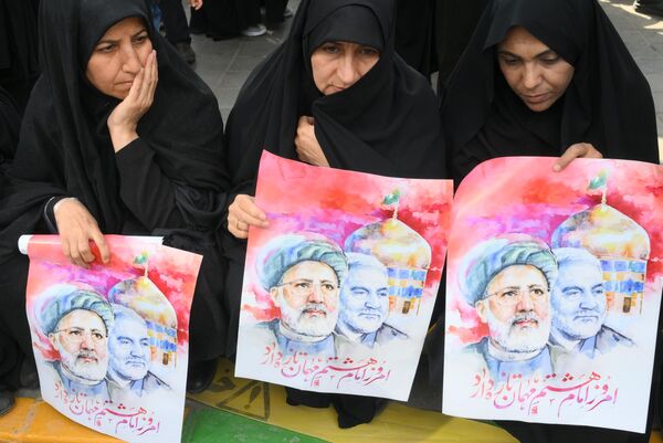 مراسم تشییع جنازه رئیسی، رئیس جمهور ایران که در سانحه هوایی در 19 ماه مه جان باخت. - اسپوتنیک ایران  