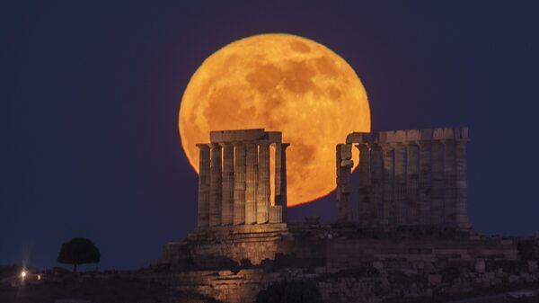 ماه بر فراز معبد پوزئیدون در سونیون یونان طلوع می کند - اسپوتنیک ایران  