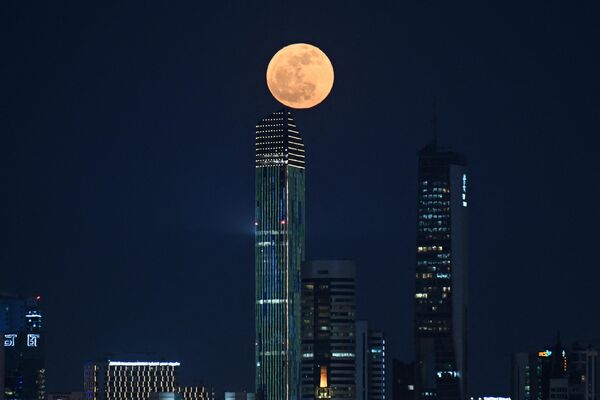 ماه کامل در 23 مه 2024 بر فراز شهر کویت سیتی طلوع می کند. - اسپوتنیک ایران  