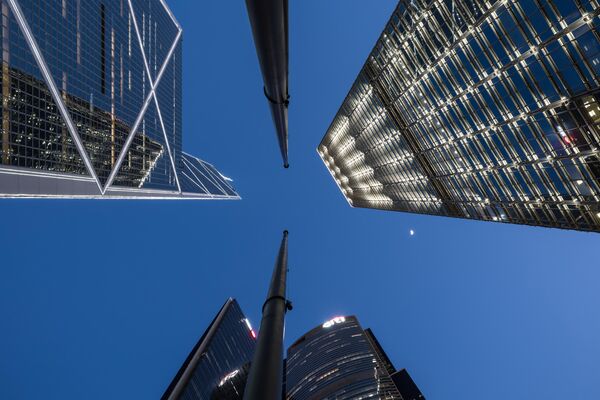 این تصویر که در 14 مه 2024 گرفته شده است، برج بانک چین ، جاده سه باغ (Three Garden Road) و مرکز چونگ کنگ در منطقه تجاری در هنگ کنگ را نشان می دهد. هنگ کنگ که دارای متراکم ترین مناطق مسکونی و بلندترین آسمان خراش های جهان است، بیش از 550 ساختمان دارد که حداقل 150 متر (490 فوت) ارتفاع دارند و بر اساس شورای جهانی آسمان خراش ها (CTBUH) بلند ترین شهر جهان محسوب می شود. - اسپوتنیک ایران  