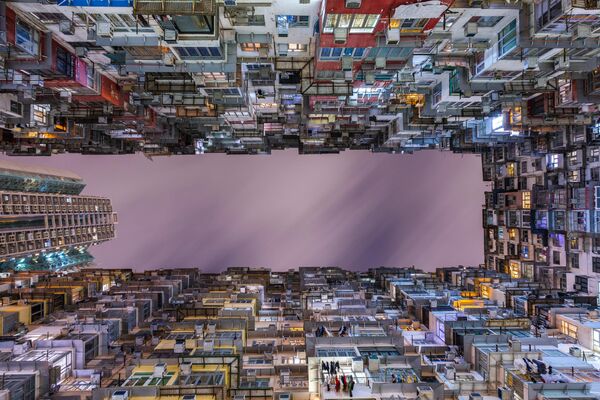 این تصویر که در 30 آوریل 2024 گرفته شده است، آپارتمان هایی را در آسمان خراش&quot;ساختمان هیولا&quot; (&#x27;Monster Building) در هنگ کنگ نشان می دهد. هنگ کنگ بیش از 550 ساختمان دارد که حداقل 150 متر (490 فوت) ارتفاع دارند و بر اساس شورای جهانی آسمان خراش ها (CTBUH) بلند ترین شهر جهان است. - اسپوتنیک ایران  
