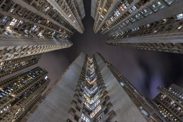 این تصویر که در 7 مه 2024 گرفته شده است، بلوک های آپارتمانی در مجتمع مسکونی بورلی گاردن در هنگ کنگ را نشان می دهد.هنگ کنگ که دارای متراکم ترین مناطق مسکونی و بلندترین آسمان خراش های جهان است، بیش از 550 ساختمان دارد که حداقل 150 متر (490 فوت) ارتفاع دارند و بر اساس شورای جهانی آسمان خراش ها (CTBUH) بلند ترین شهر جهان محسوب می شود. - اسپوتنیک ایران  